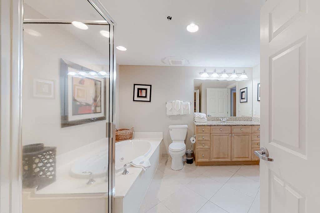 Convenient oceanfront condo with views, balcony, pool, hot tub, A/C, & WiFi