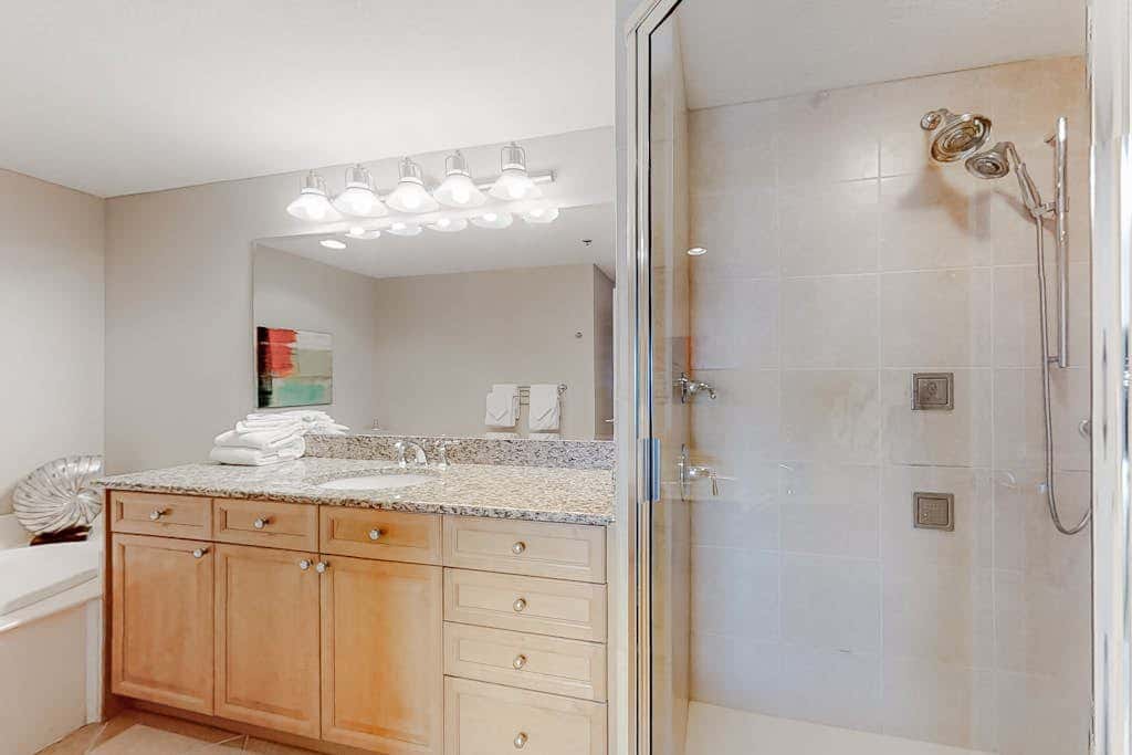 Convenient oceanfront condo with views, balcony, pool, hot tub, A/C, & WiFi