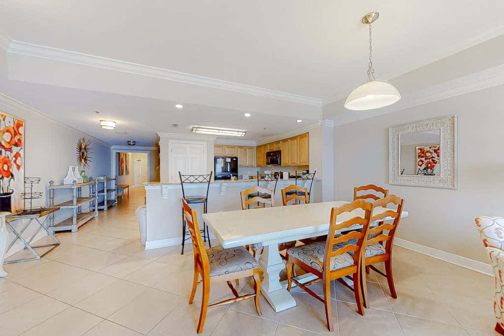 Convenient oceanfront condo with views, balcony, pool, hot tub, A/C, & WiFi
