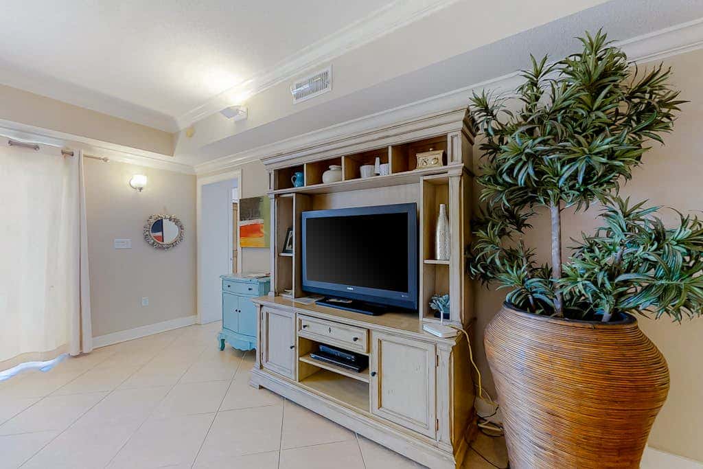 Convenient oceanfront condo with views, balcony, pool, hot tub, A/C, & WiFi