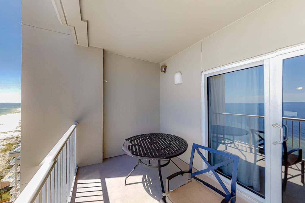 Convenient oceanfront condo with views, balcony, pool, hot tub, A/C, & WiFi