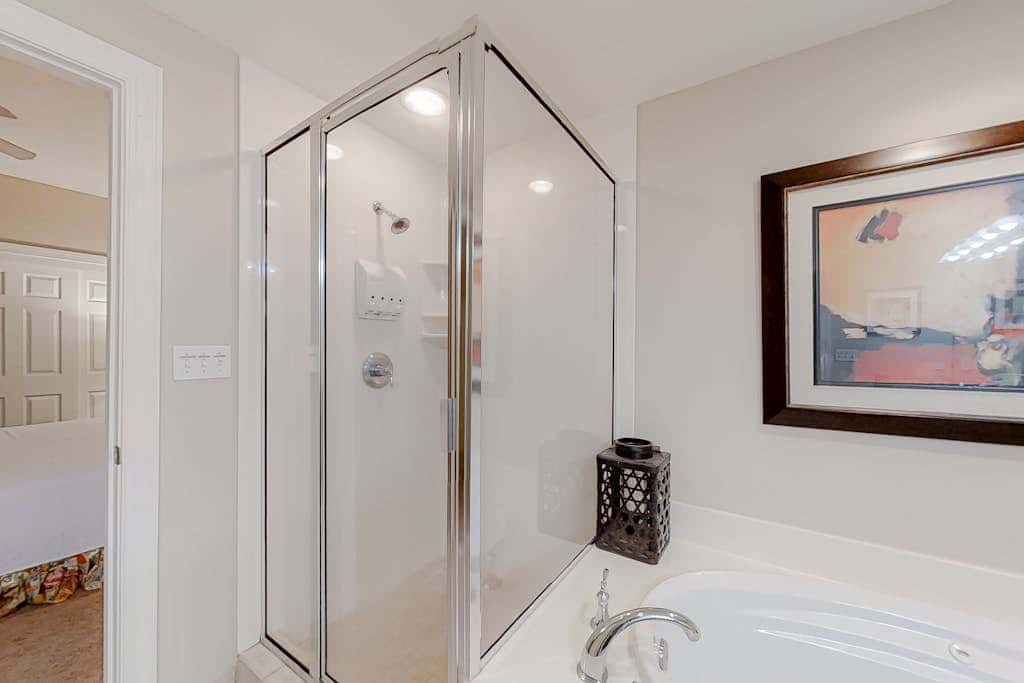 Convenient oceanfront condo with views, balcony, pool, hot tub, A/C, & WiFi