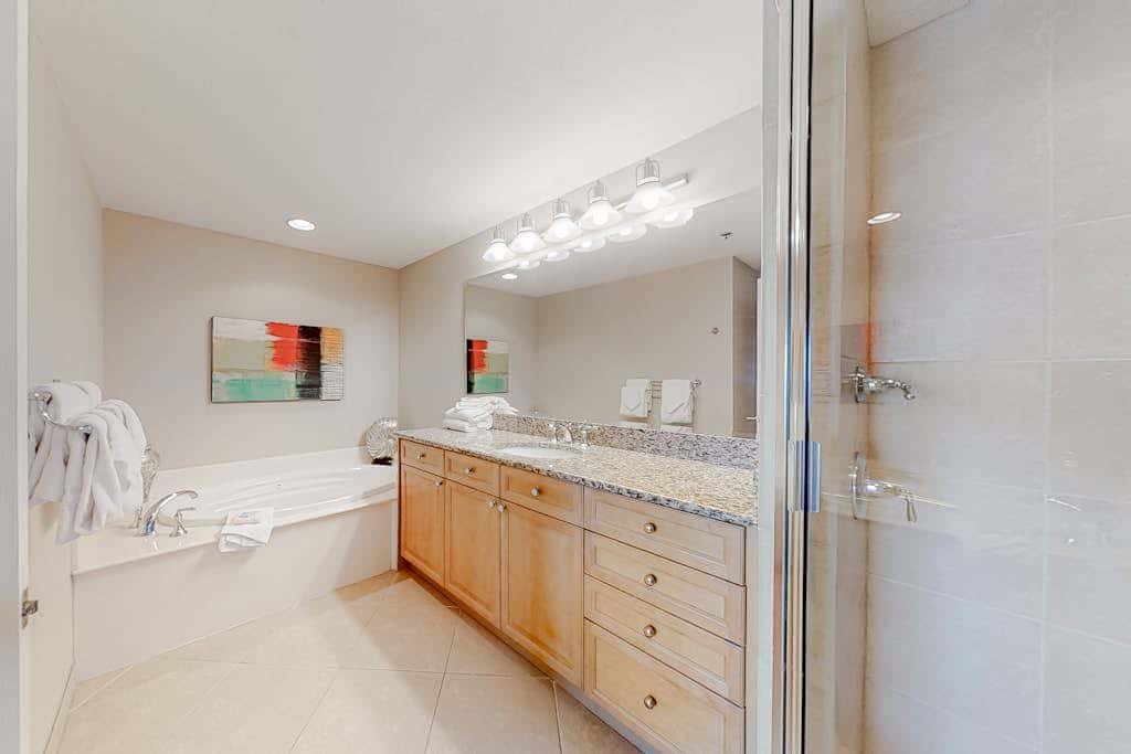 Convenient oceanfront condo with views, balcony, pool, hot tub, A/C, & WiFi
