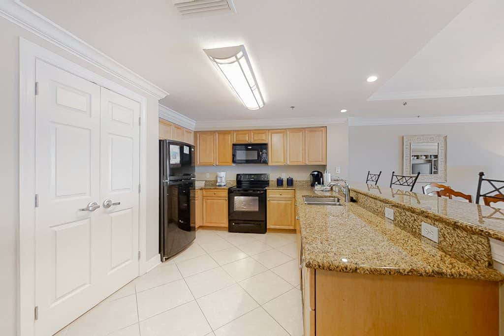 Convenient oceanfront condo with views, balcony, pool, hot tub, A/C, & WiFi