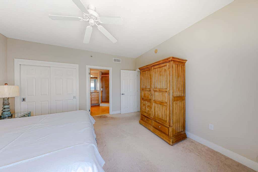 Convenient oceanfront condo with views, balcony, pool, hot tub, A/C, & WiFi