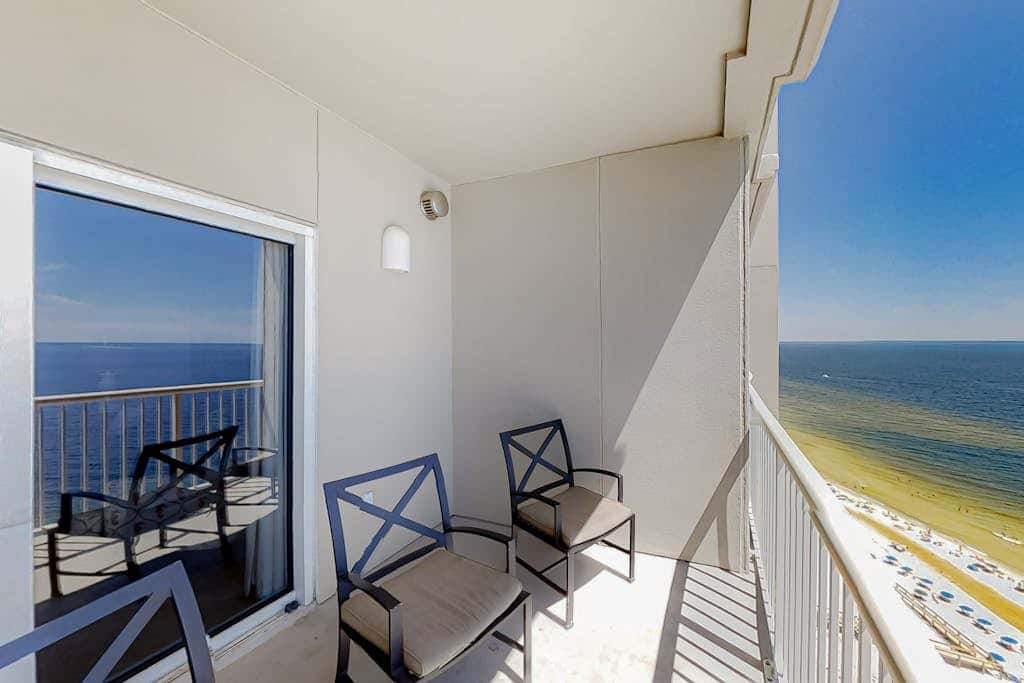Convenient oceanfront condo with views, balcony, pool, hot tub, A/C, & WiFi