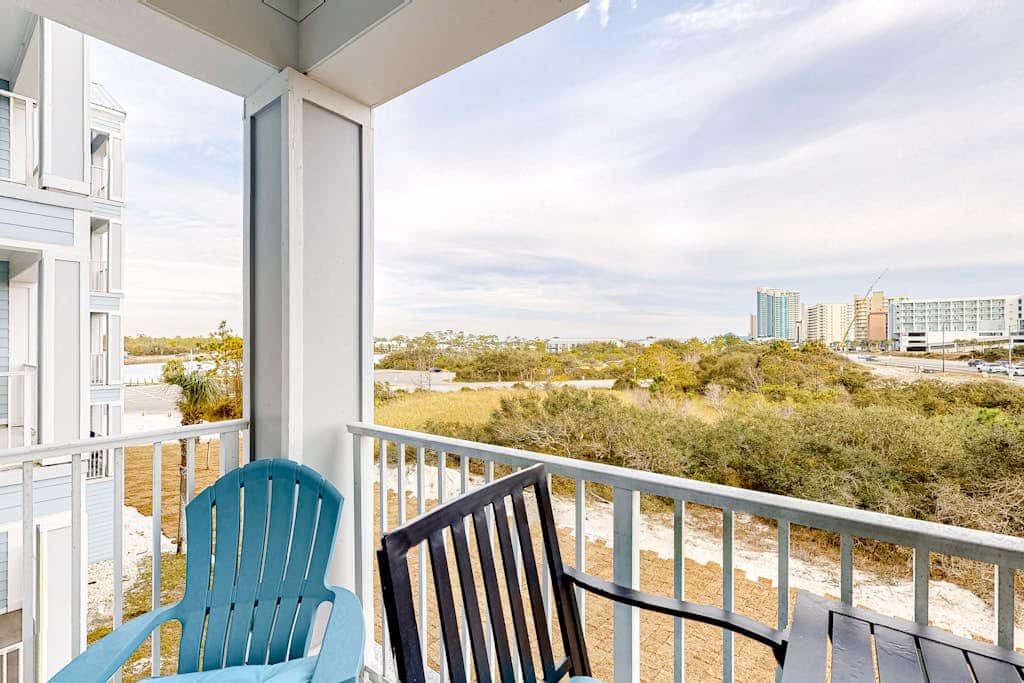 Gulf-View Condo with Balcony, WiFi, Shared Pool & Gym - Steps from Beach