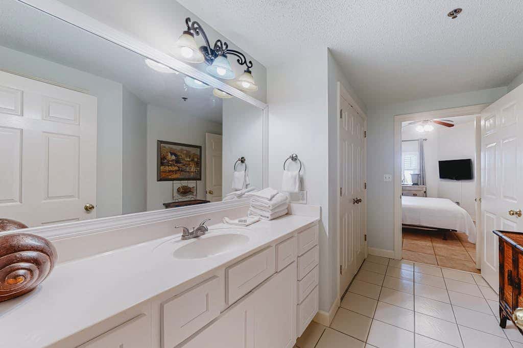 Beachfront resort condo with shared pool, tennis court, free WiFi, central AC