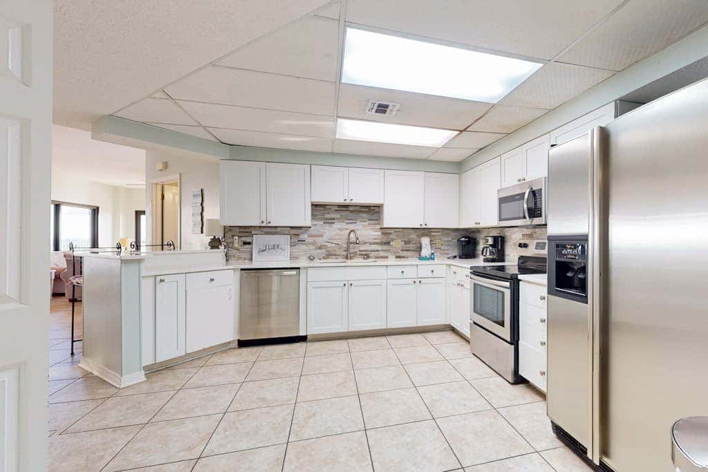 Delightful Corner Getaway With Gulf Views, Beach Access, Free WiFi & Shared Pools