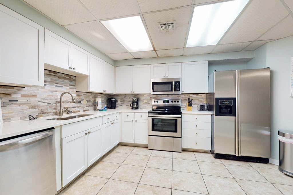 Delightful Corner Getaway With Gulf Views, Beach Access, Free WiFi & Shared Pools