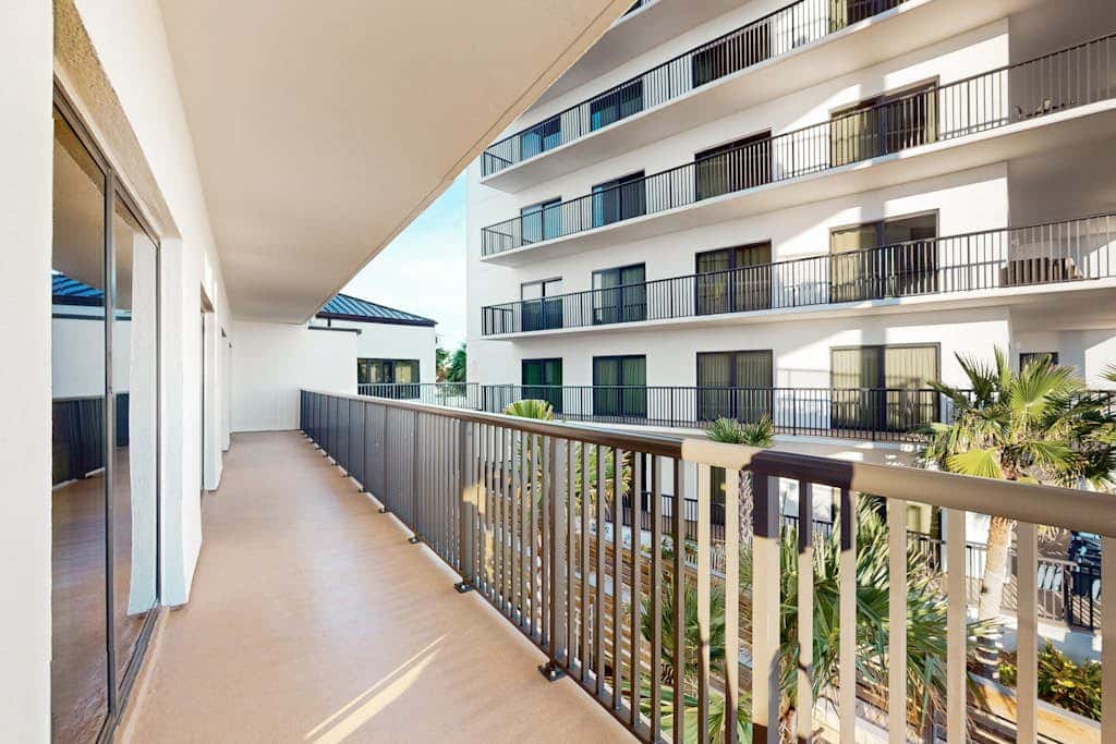 Delightful Corner Getaway With Gulf Views, Beach Access, Free WiFi & Shared Pools