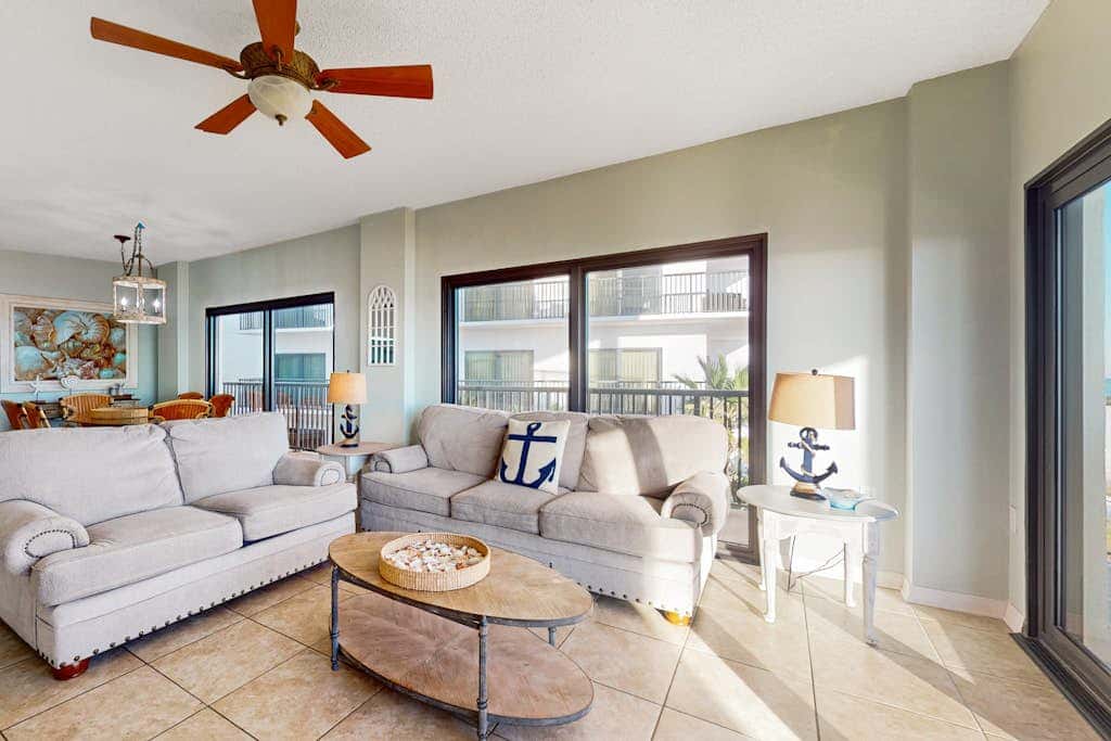 Delightful Corner Getaway With Gulf Views, Beach Access, Free WiFi & Shared Pools