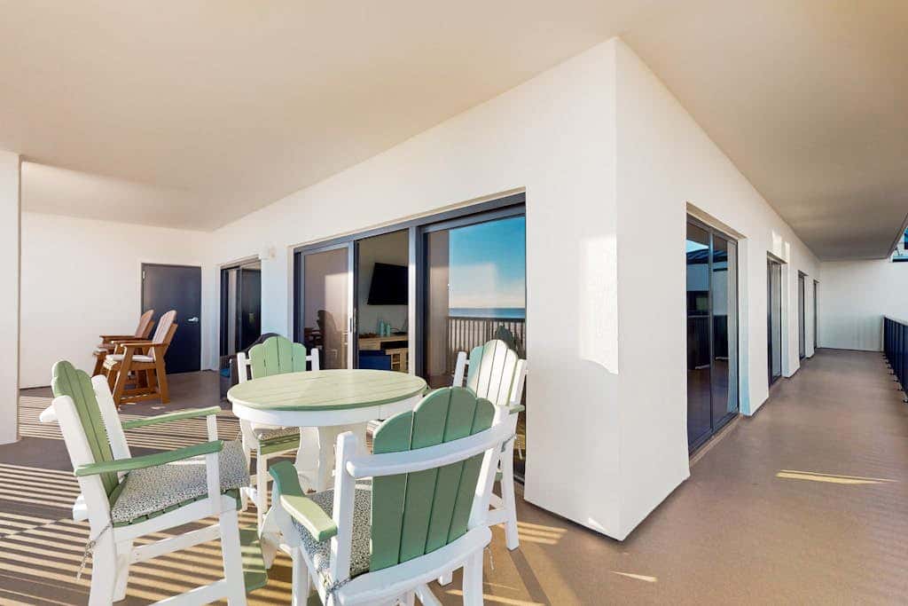 Delightful Corner Getaway With Gulf Views, Beach Access, Free WiFi & Shared Pools