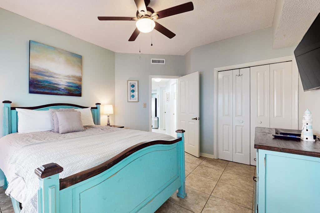 Delightful Corner Getaway With Gulf Views, Beach Access, Free WiFi & Shared Pools