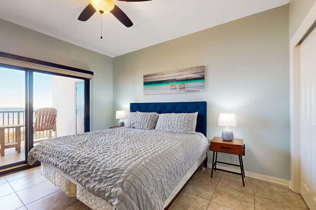Delightful Corner Getaway With Gulf Views, Beach Access, Free WiFi & Shared Pools