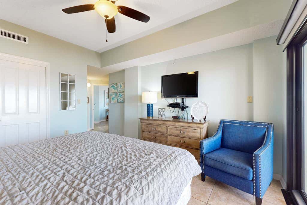 Delightful Corner Getaway With Gulf Views, Beach Access, Free WiFi & Shared Pools