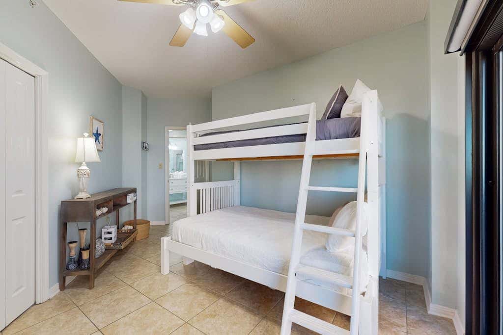 Delightful Corner Getaway With Gulf Views, Beach Access, Free WiFi & Shared Pools