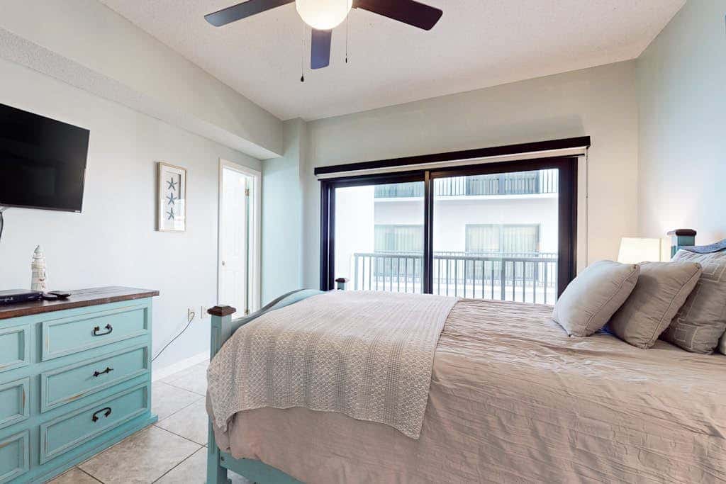Delightful Corner Getaway With Gulf Views, Beach Access, Free WiFi & Shared Pools