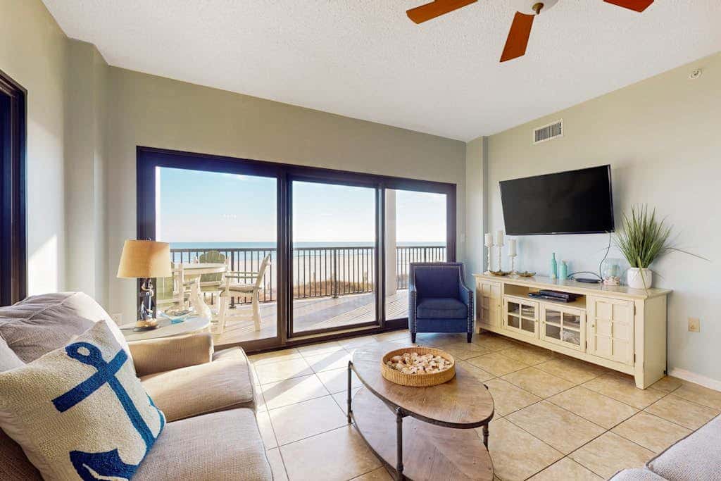 Delightful Corner Getaway With Gulf Views, Beach Access, Free WiFi & Shared Pools