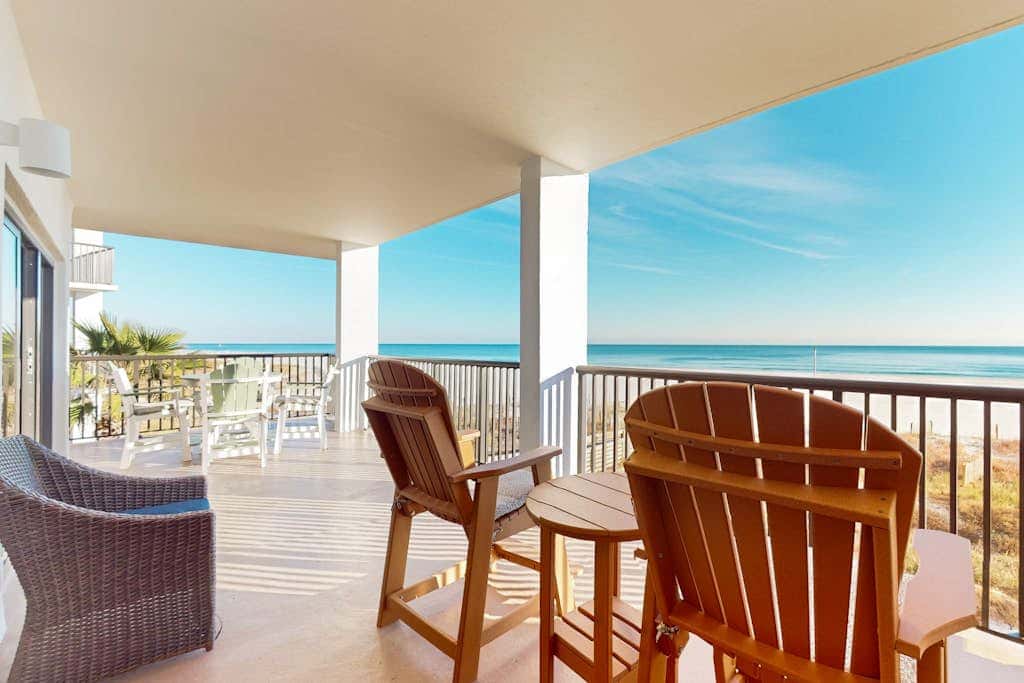 Delightful Corner Getaway With Gulf Views, Beach Access, Free WiFi & Shared Pools