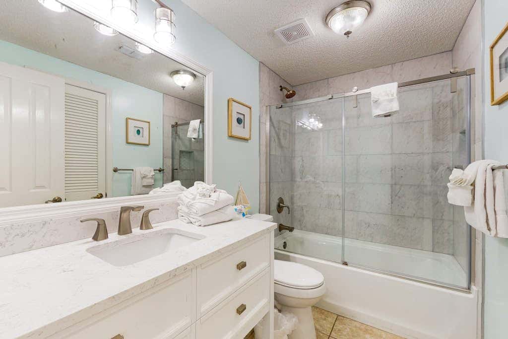 Delightful Corner Getaway With Gulf Views, Beach Access, Free WiFi & Shared Pools
