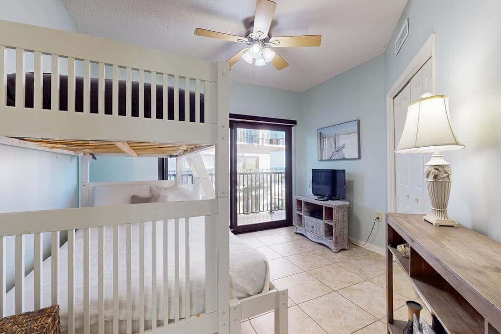 Delightful Corner Getaway With Gulf Views, Beach Access, Free WiFi & Shared Pools