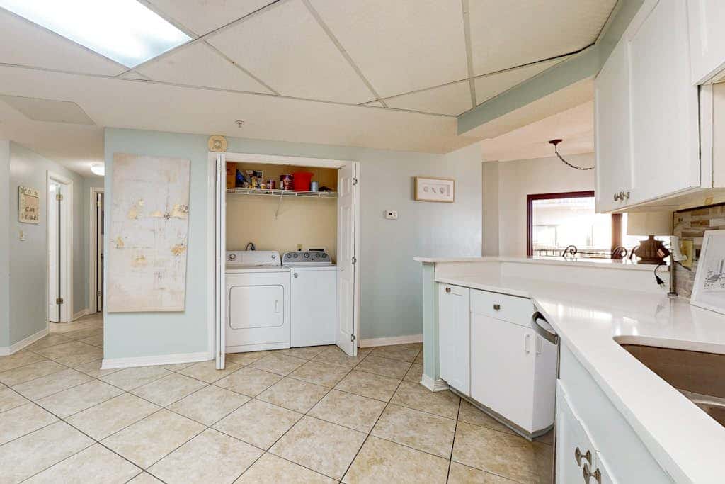 Delightful Corner Getaway With Gulf Views, Beach Access, Free WiFi & Shared Pools