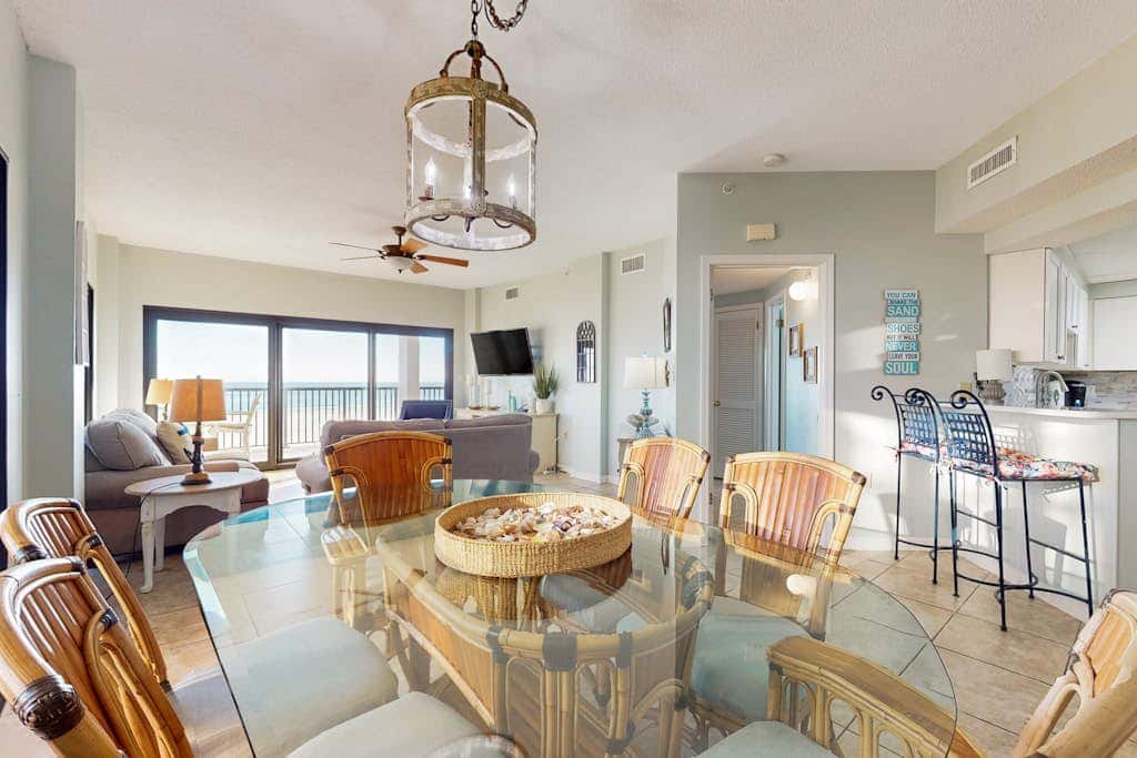 Delightful Corner Getaway With Gulf Views, Beach Access, Free WiFi & Shared Pools