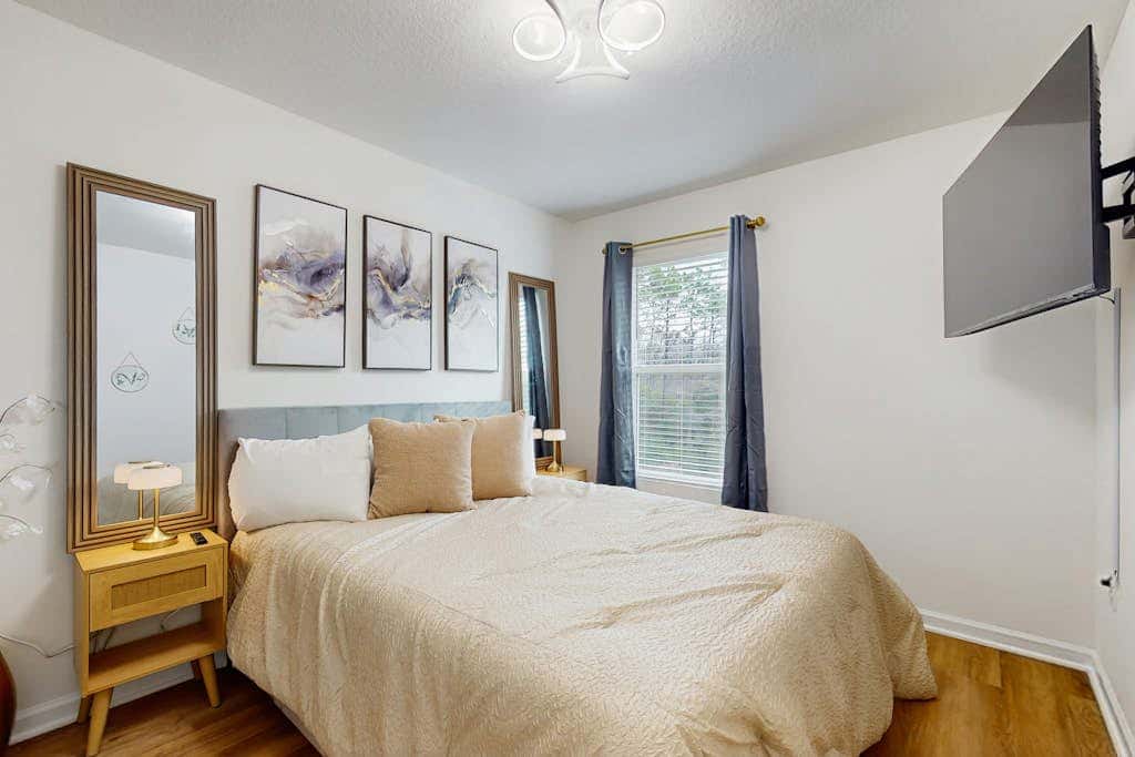 Dog friendly home near the Wharf with internet and free parking