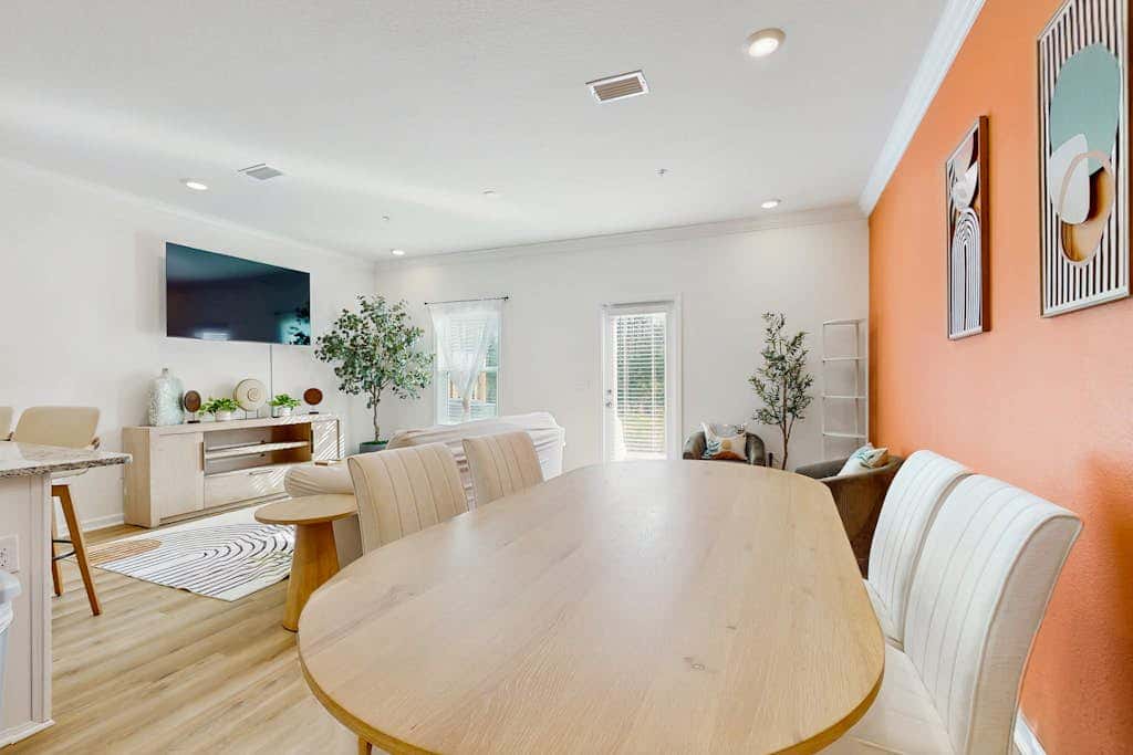 Dog friendly home near the Wharf with internet and free parking