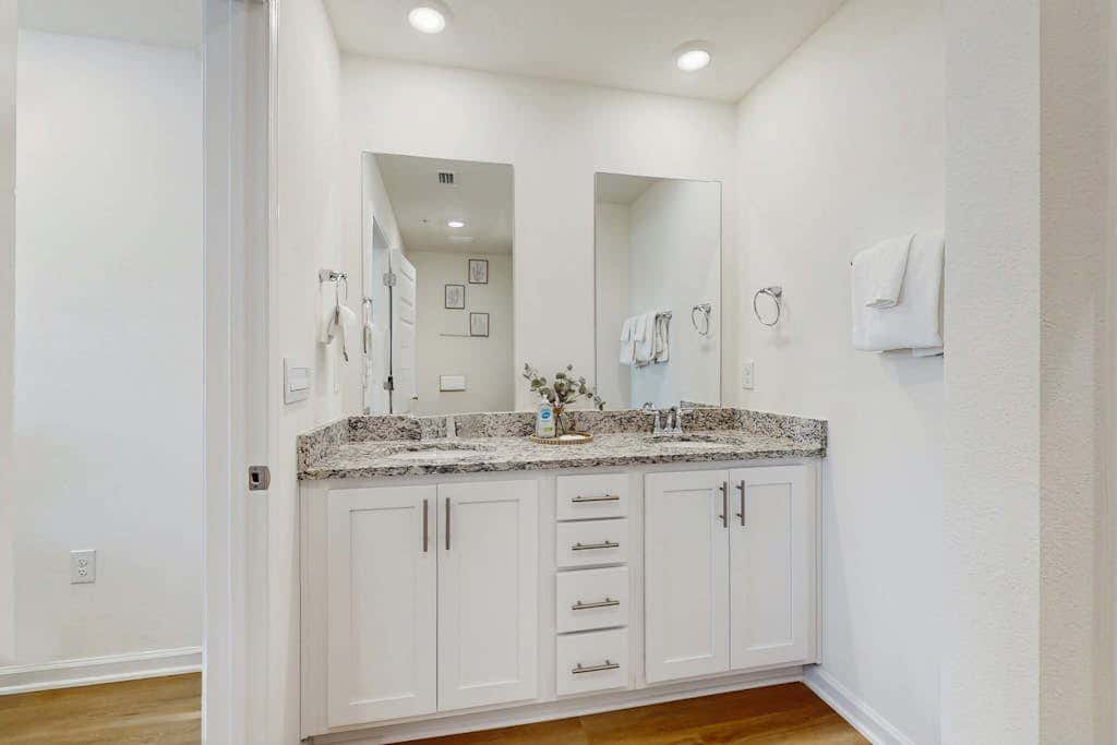 Dog friendly home near the Wharf with internet and free parking