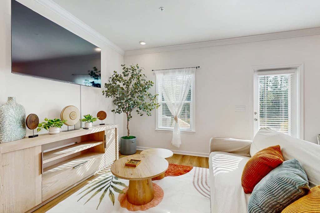 Dog friendly home near the Wharf with internet and free parking