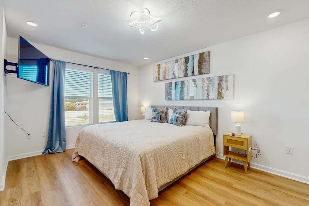 Dog friendly home near the Wharf with internet and free parking
