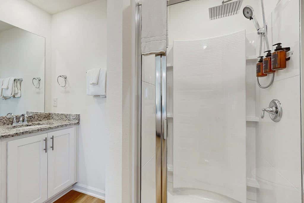 Dog friendly home near the Wharf with internet and free parking