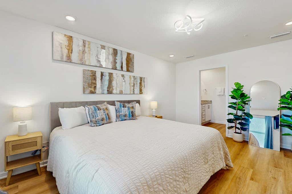 Dog friendly home near the Wharf with internet and free parking