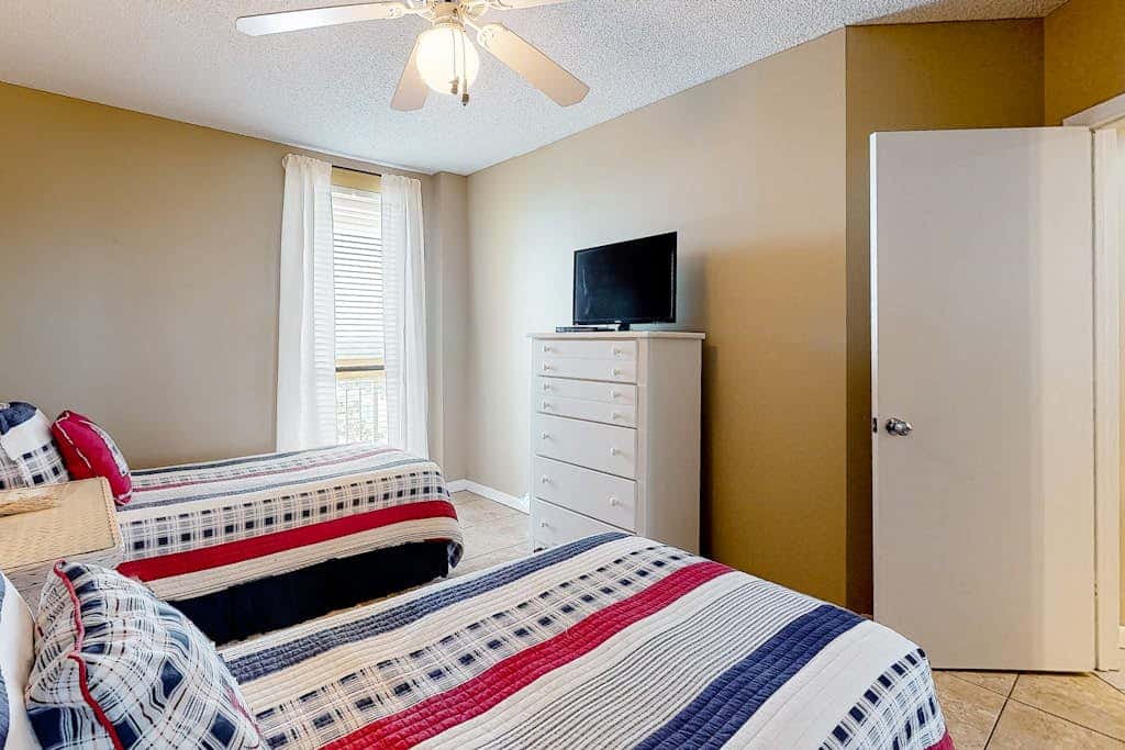 Gulf-front getaway with pool, hot tub, athletic courts & central AC