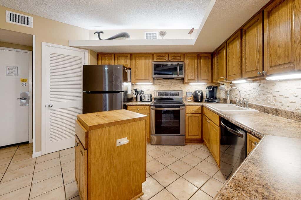 Gulf-front getaway with pool, hot tub, athletic courts & central AC