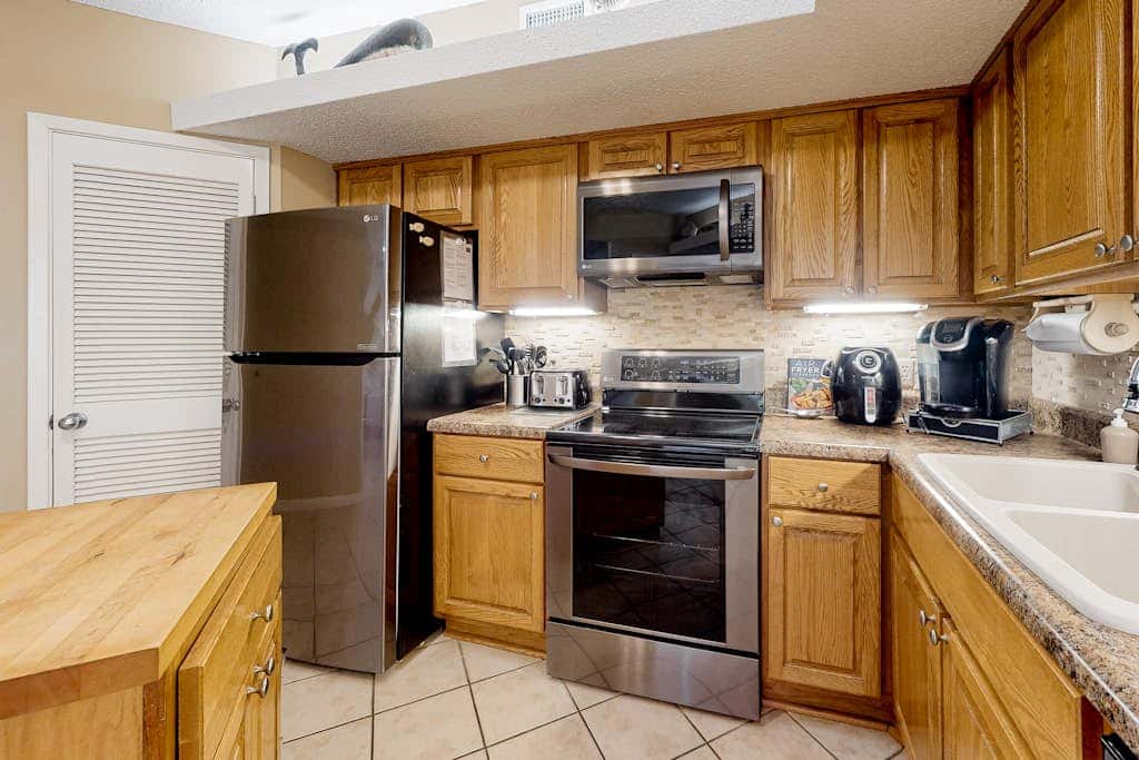 Gulf-front getaway with pool, hot tub, athletic courts & central AC