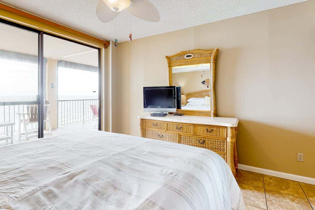 Gulf-front getaway with pool, hot tub, athletic courts & central AC