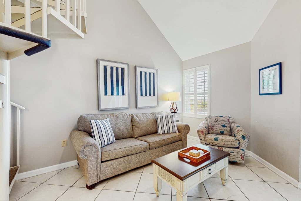 Cozy coastal condo with loft & shared pool and beach access