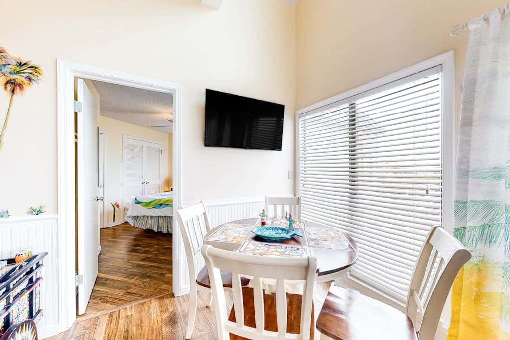 Colorful condo in beachfront complex with pools, gym, central AC & beach access