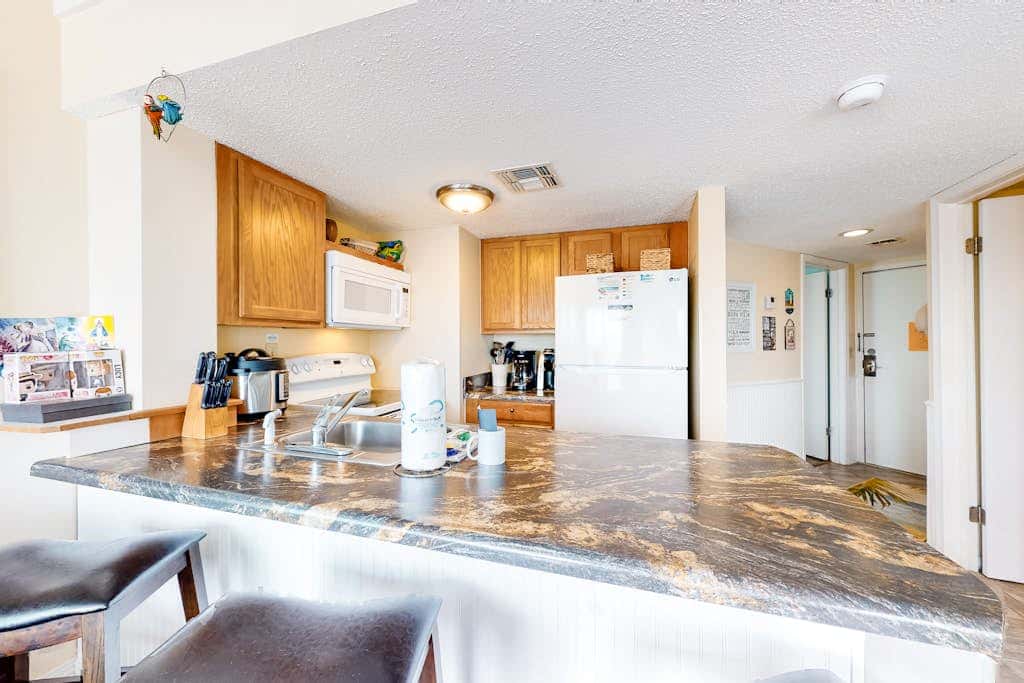 Colorful condo in beachfront complex with pools, gym, central AC & beach access