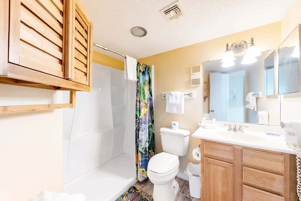 Colorful condo in beachfront complex with pools, gym, central AC & beach access
