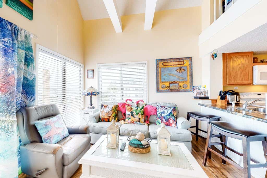 Colorful condo in beachfront complex with pools, gym, central AC & beach access