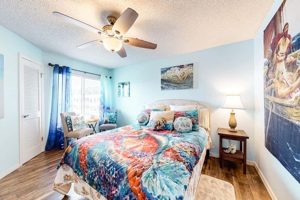Colorful condo in beachfront complex with pools, gym, central AC & beach access