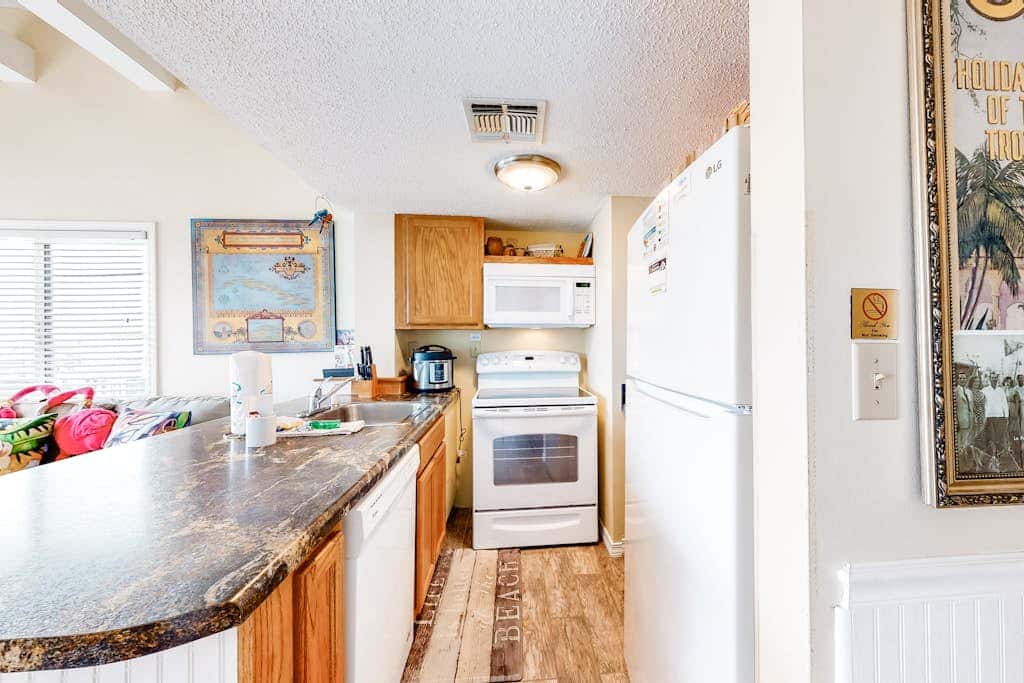 Colorful condo in beachfront complex with pools, gym, central AC & beach access