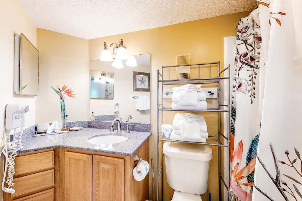 Colorful condo in beachfront complex with pools, gym, central AC & beach access