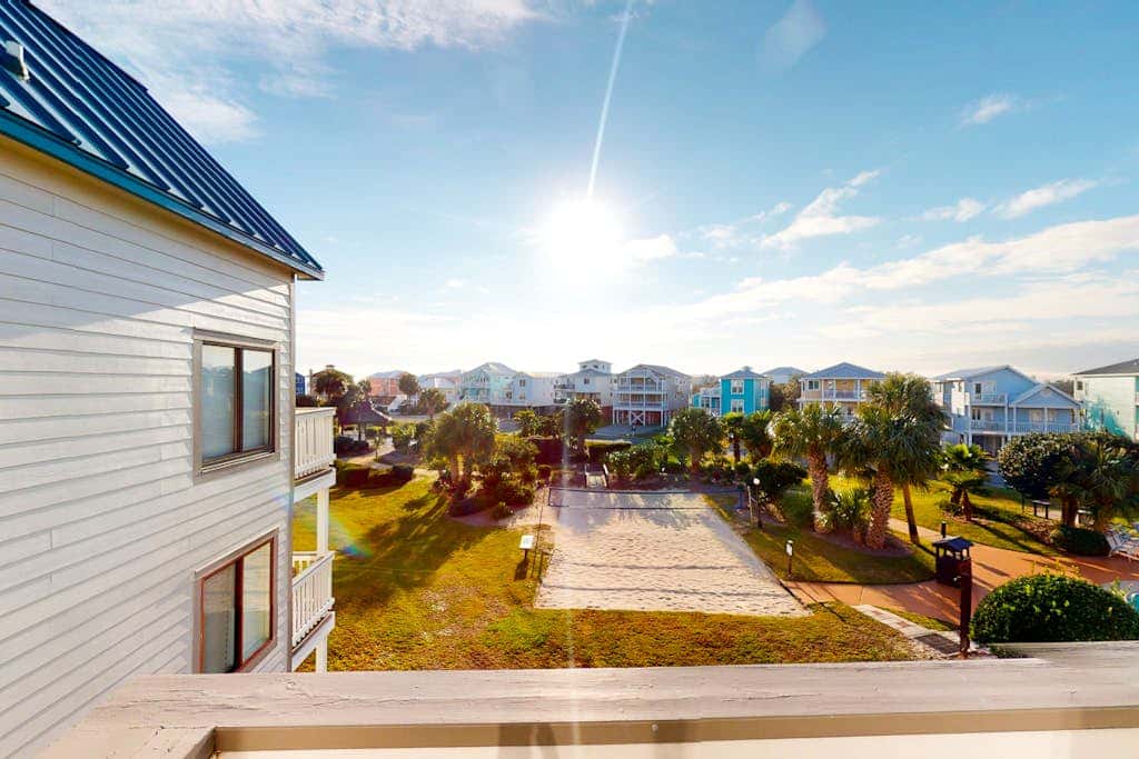 Colorful condo in beachfront complex with pools, gym, central AC & beach access