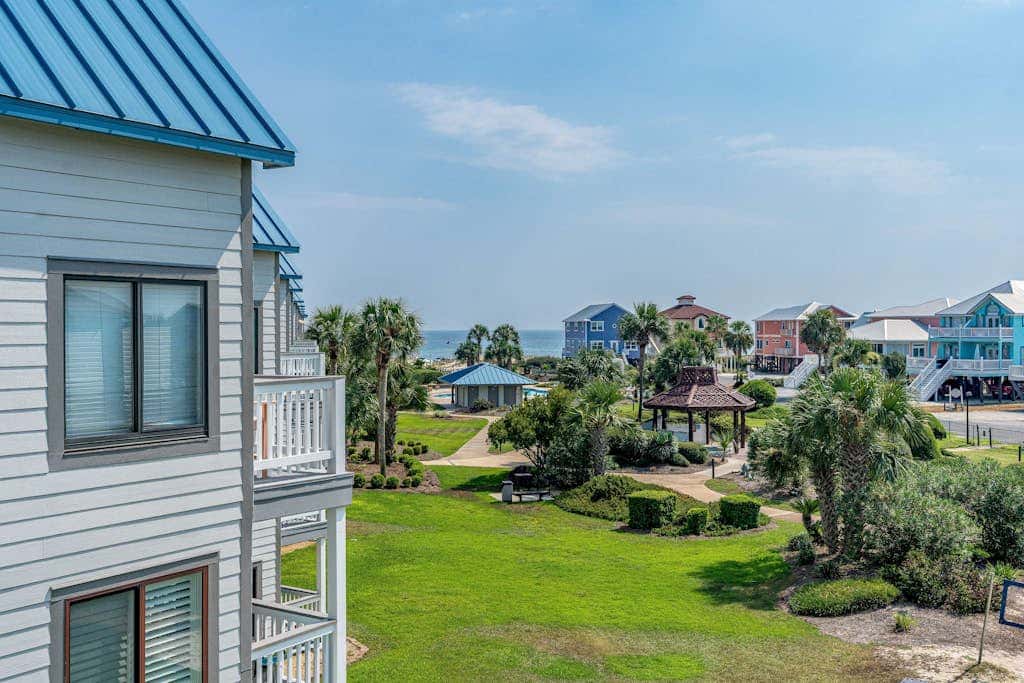 Colorful condo in beachfront complex with pools, gym, central AC & beach access