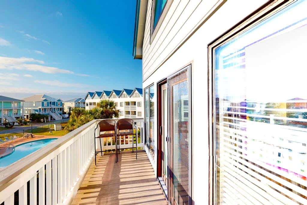 Colorful condo in beachfront complex with pools, gym, central AC & beach access